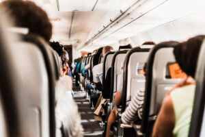 Pedagoga não pôde embarcar porque empresa vendeu passagens além da capacidade da aeronave (Crédito: Imagem ilustrativa)